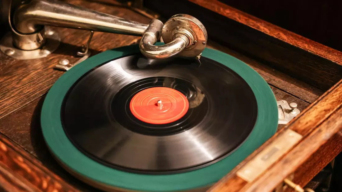Das Grammofon von 1917 hat einen fantastischen Klang fast ohne Nebengeräusche - allerdings muss man nach jeder Platte die Nadel austauschen. - Bild: Oliver Berg/dpa