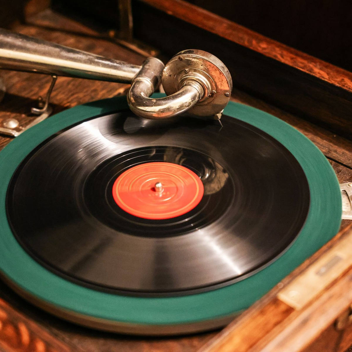 Das Grammofon von 1917 hat einen fantastischen Klang fast ohne Nebengeräusche - allerdings muss man nach jeder Platte die Nadel austauschen. - Foto: Oliver Berg/dpa