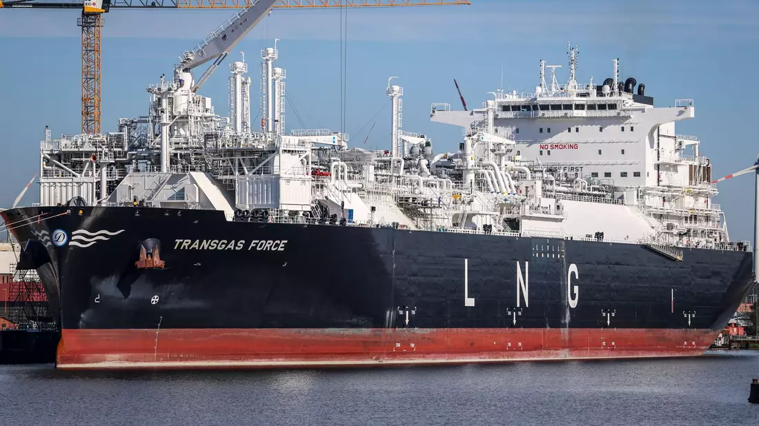 Das LNG Terminal-Schiff Transgas Force Drei an der Lloyd-Werft in Bremerhaven. - Bild: Focke Strangmann/dpa