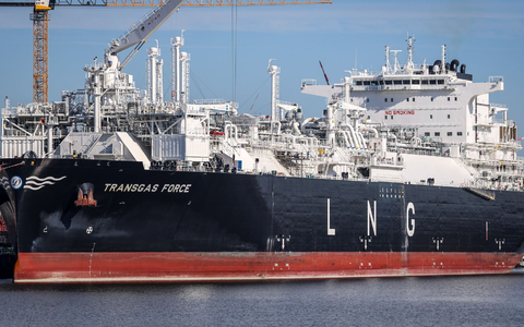 Das LNG Terminal-Schiff Transgas Force Drei an der Lloyd-Werft in Bremerhaven. - Foto: Focke Strangmann/dpa