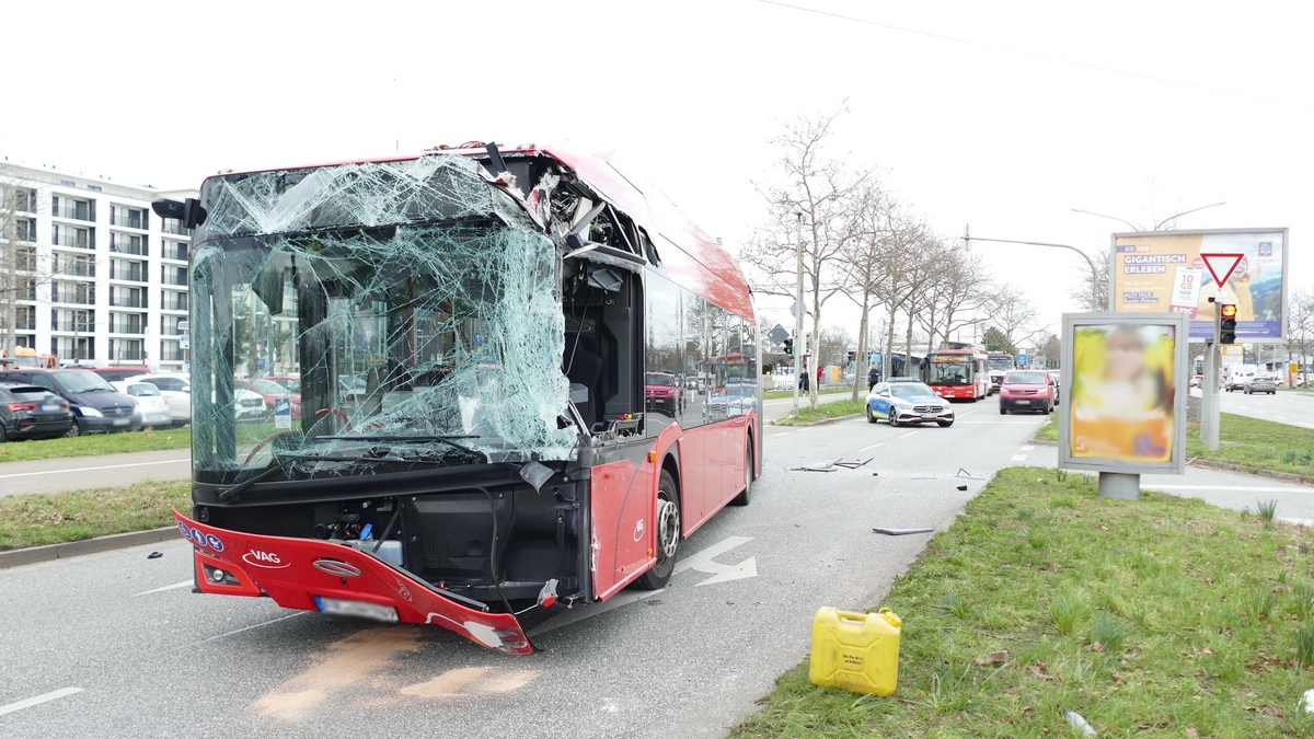 POL-FR: Freiburg: Verkehrsunfall zwischen Linienbus und Lkw - Zeugen gesucht - Foto: presseportal.de