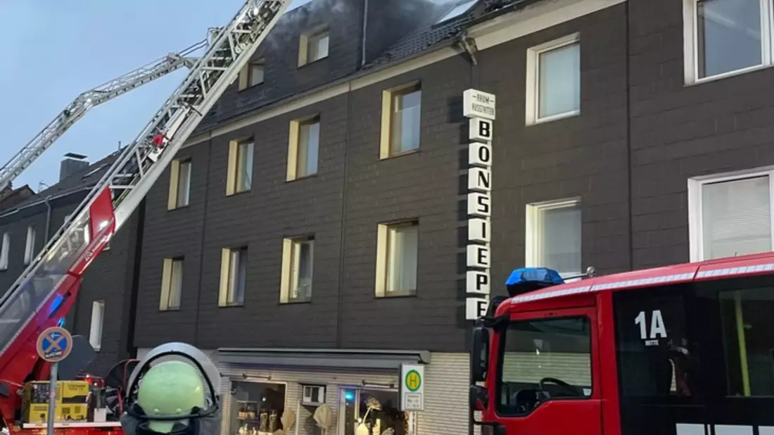 FW-E: Dachstuhlbrand in der Innenstadt von Essen-Kray - Bild: presseportal.de