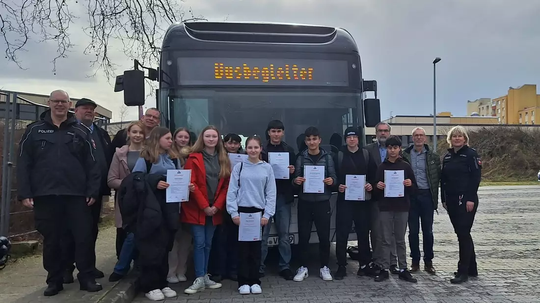 POL-WOB: Neue Busbegleiter ausgebildet - Präventionsteam der Polizei übergibt Zertifikate - Bild: presseportal.de