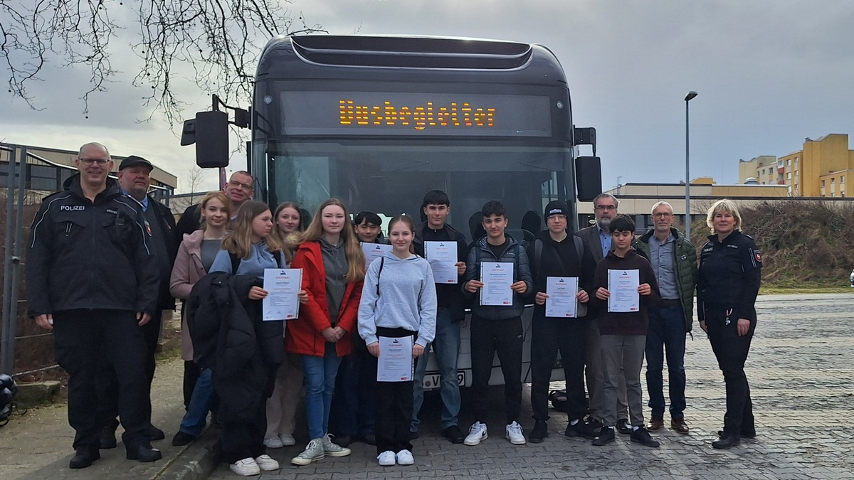 POL-WOB: Neue Busbegleiter ausgebildet - Präventionsteam der Polizei übergibt Zertifikate - Foto: presseportal.de
