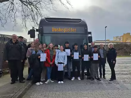 POL-WOB: Neue Busbegleiter ausgebildet - Präventionsteam der Polizei übergibt Zertifikate - Foto: presseportal.de