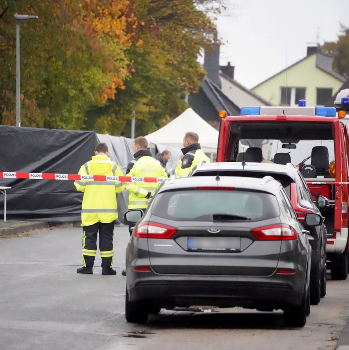 Ermittler am Fundort der Leiche in Horn-Bad Meinberg Ende Oktober 2023. - Foto: Christian Müller/Westfalennews/dpa