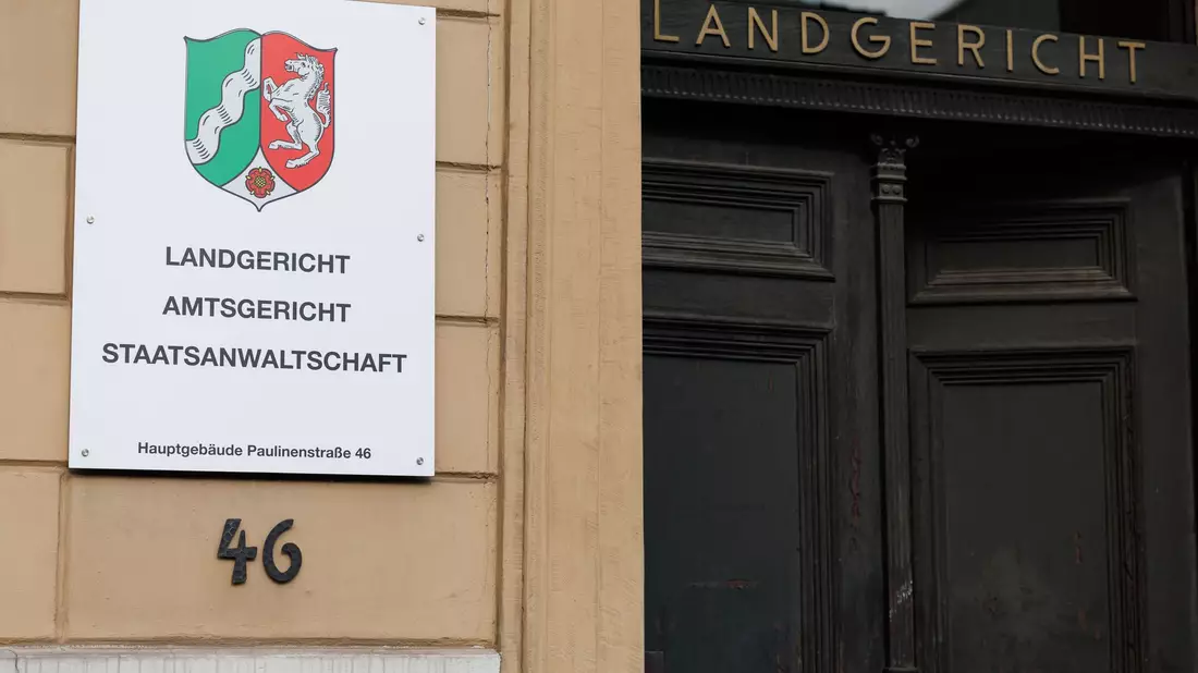 Die große Jugendkammer verhandelt in Detmold wegen des Alters der Angeklagten unter Ausschluss der Öffentlichkeit - Besucher und Medienvertreter sind im Saal nicht zugelassen. - Bild: Friso Gentsch/dpa