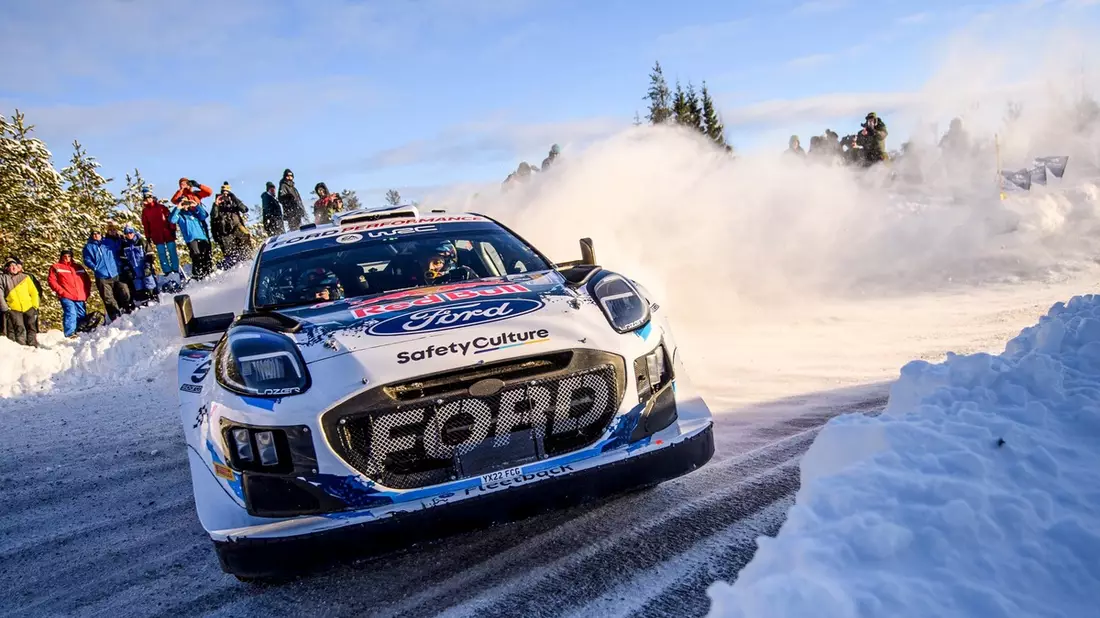 Sicheres Podestergebnis für Adrien Fourmaux/Alexandre Coria im Ford Puma Hybrid Rally1 bei der Rallye Schweden - Bild: presseportal.de