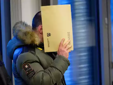 Der zweite Täter ist wegen des Säuranschlags auf Bernhard Günther zu einer langjährigen Haftstrafe verurteilt worden. - Foto: Henning Kaiser/dpa