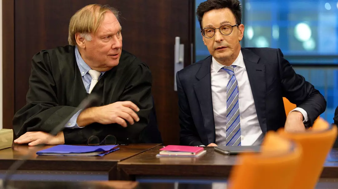 Bernhard Günther (r) hat als Zeuge an dem Prozess in Wuppertal teilgenommen (Archivbild). - Bild: Henning Kaiser/dpa