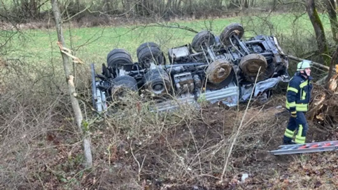 POL-LM: +++ Gullideckel ausgehoben +++ Rettungshubschraubereinsatz nach Arbeitsunfall +++ Mit Lkw von Fahrbahn abgekommen +++ Jugendlichen mit Rettungshubschrauber abtransportiert +++ - Bild: presseportal.de