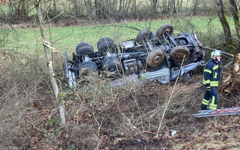 POL-LM: +++ Gullideckel ausgehoben +++ Rettungshubschraubereinsatz nach Arbeitsunfall +++ Mit Lkw von Fahrbahn abgekommen +++ Jugendlichen mit Rettungshubschrauber abtransportiert +++ - Foto: presseportal.de