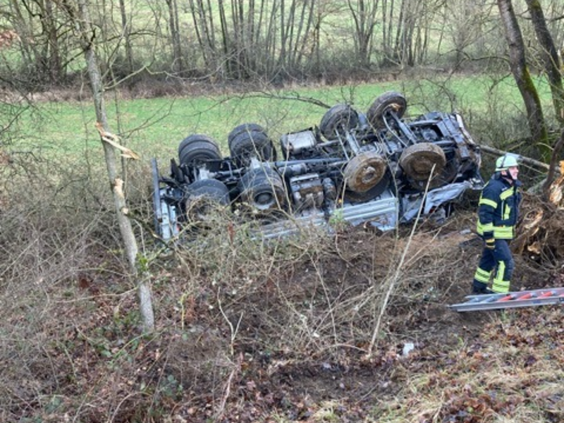 POL-LM: +++ Gullideckel ausgehoben +++ Rettungshubschraubereinsatz nach Arbeitsunfall +++ Mit Lkw von Fahrbahn abgekommen +++ Jugendlichen mit Rettungshubschrauber abtransportiert +++ - Foto: presseportal.de