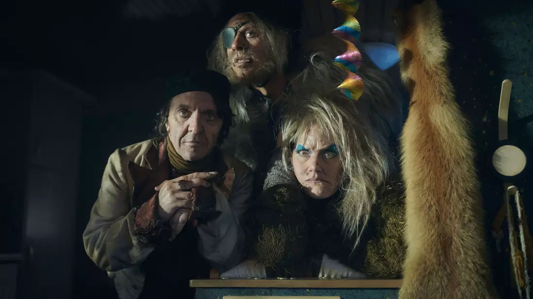 David Bennent (l) als Rumpelstilzchen, Moritz Führmann als Riese und Anna Schudt als Hexe in einer Szene des Films «Spuk unterm Riesenrad». - Bild: Felix Abraham/MIDEU Films GmbH/dpa