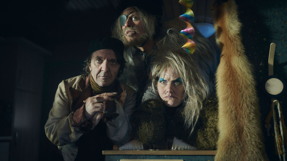 David Bennent (l) als Rumpelstilzchen, Moritz Führmann als Riese und Anna Schudt als Hexe in einer Szene des Films «Spuk unterm Riesenrad». - Foto: Felix Abraham/MIDEU Films GmbH/dpa