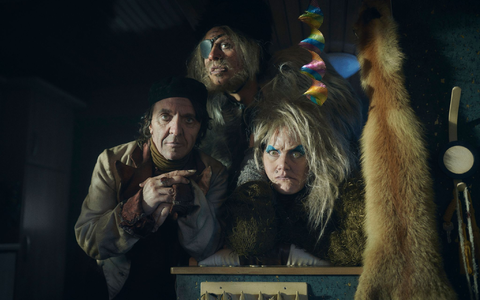 David Bennent (l) als Rumpelstilzchen, Moritz Führmann als Riese und Anna Schudt als Hexe in einer Szene des Films «Spuk unterm Riesenrad». - Foto: Felix Abraham/MIDEU Films GmbH/dpa