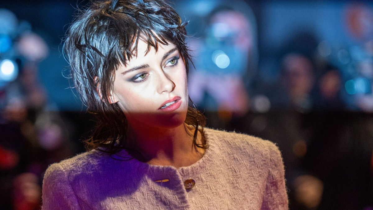 Schauspielerin Kristen Stewart auf dem roten Teppich vor dem Berlinale Palast. - Foto: Monika Skolimowska/dpa
