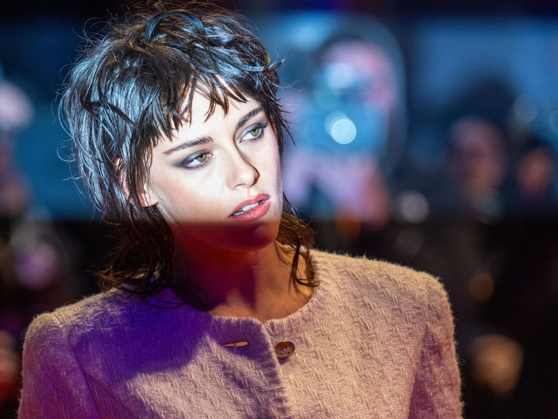 Schauspielerin Kristen Stewart auf dem roten Teppich vor dem Berlinale Palast. - Foto: Monika Skolimowska/dpa