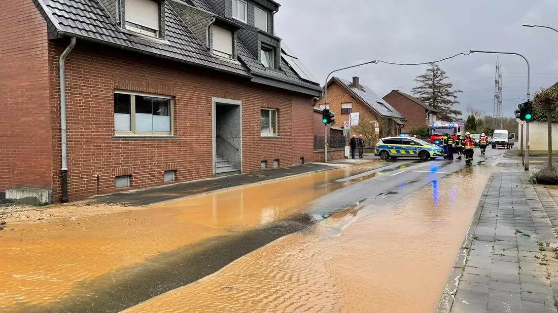 FW Bergheim: Vollsperrung nach Wasserrohrbruch in Paffendorf Glescher Straße am Montag noch bis ca. 20:00 Uhr gesperrt - Bild: presseportal.de