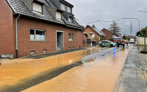 FW Bergheim: Vollsperrung nach Wasserrohrbruch in Paffendorf Glescher Straße am Montag noch bis ca. 20:00 Uhr gesperrt - Foto: presseportal.de