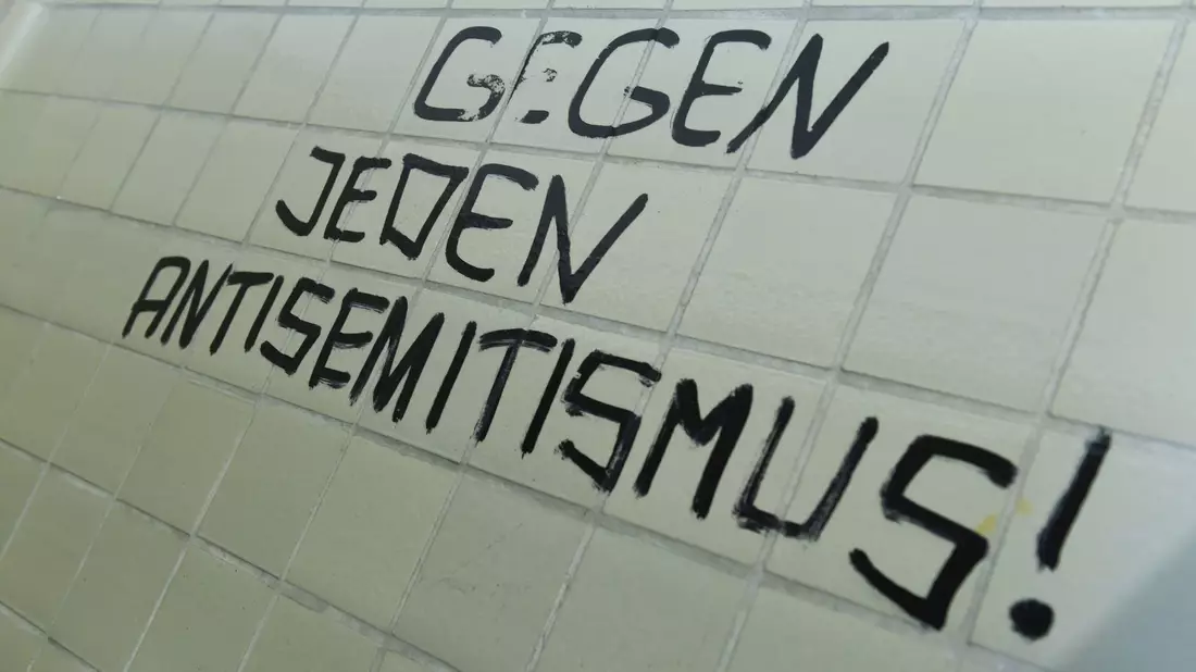In Würzburg lernen Lehramtsstudierende, wie sie mit Antisemitismus im Klassenzimmer umgehen können. - Bild: Arne Dedert/dpa