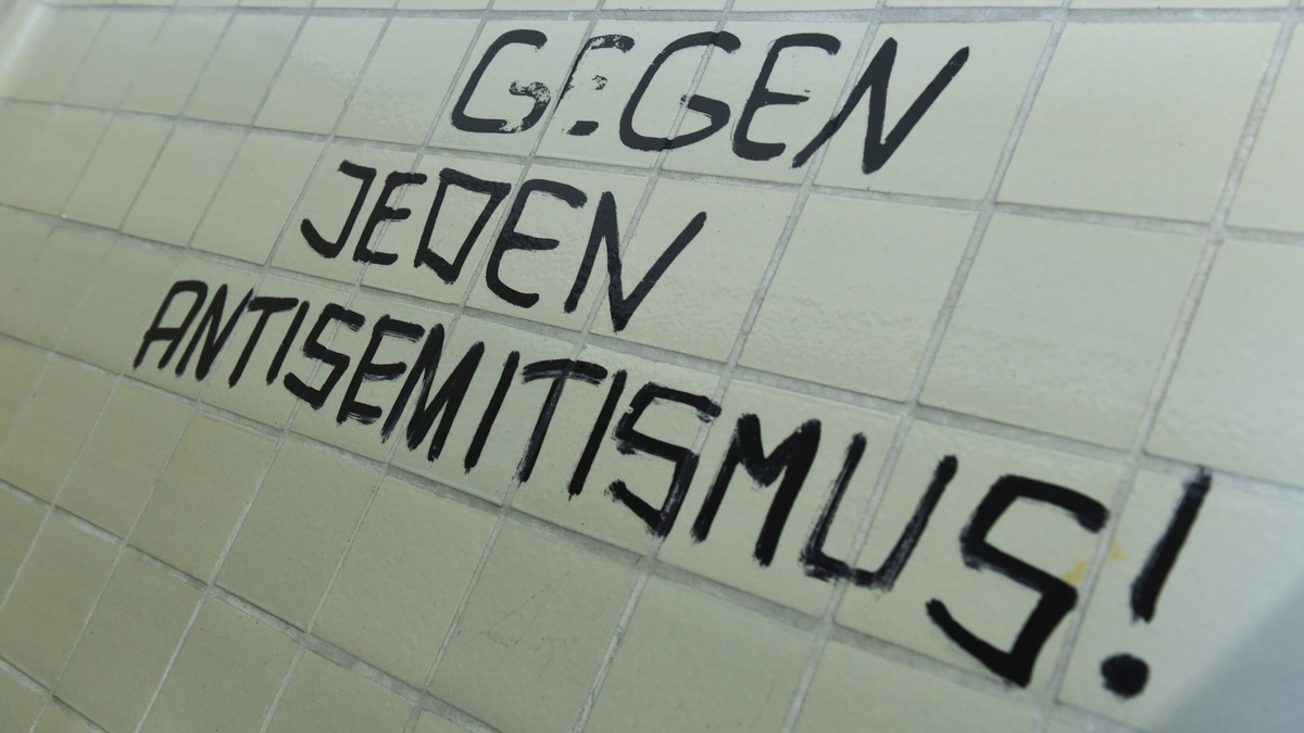 In Würzburg lernen Lehramtsstudierende, wie sie mit Antisemitismus im Klassenzimmer umgehen können. - Foto: Arne Dedert/dpa