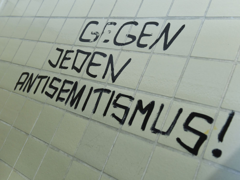 In Würzburg lernen Lehramtsstudierende, wie sie mit Antisemitismus im Klassenzimmer umgehen können. - Foto: Arne Dedert/dpa