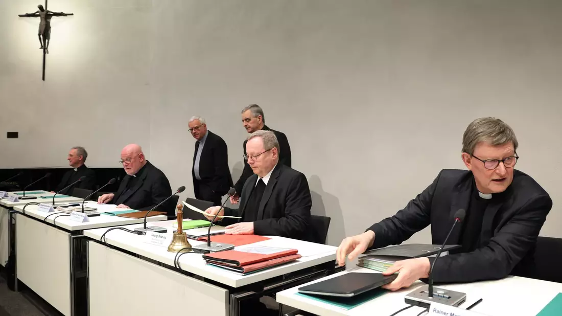 Nach der deutlichen Distanzierung der katholischen Bischöfe von rechtsextremen und nationalistischen Gedanken müssen nach Expertenansicht nun Taten folgen. - Bild: Karl-Josef Hildenbrand/dpa