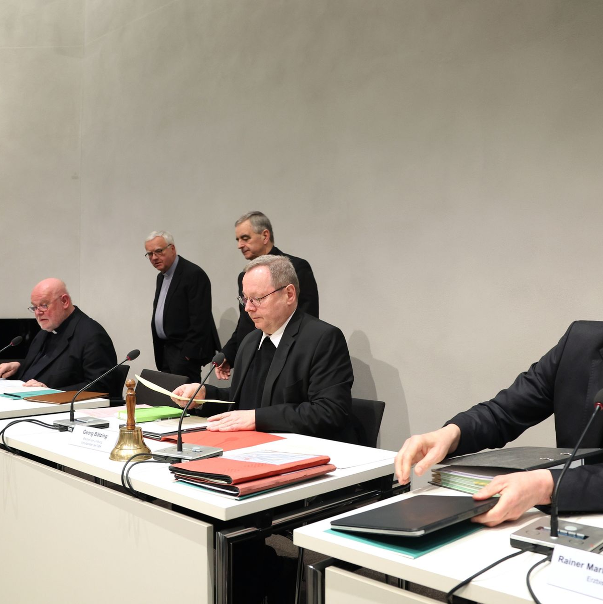 Nach der deutlichen Distanzierung der katholischen Bischöfe von rechtsextremen und nationalistischen Gedanken müssen nach Expertenansicht nun Taten folgen. - Foto: Karl-Josef Hildenbrand/dpa