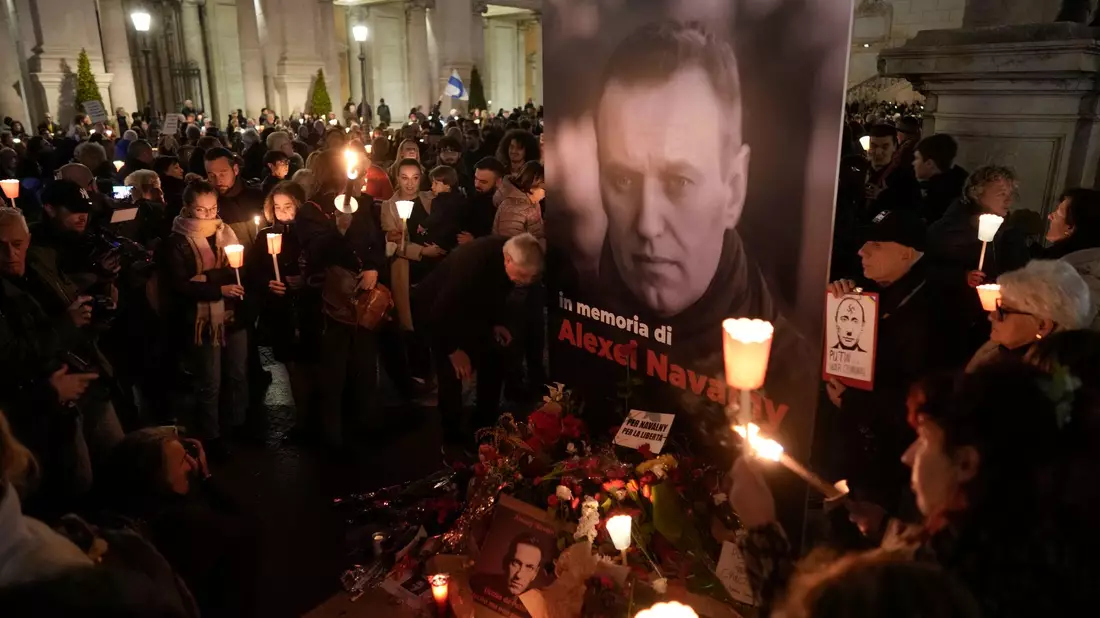 Auch außerhalb Russlands gibt es zahlreiche Gedenkveranstaltungen für den verstorbenen russischen Oppositionellen Alexej Nawalny. - Bild: Andrew Medichini/AP/dpa