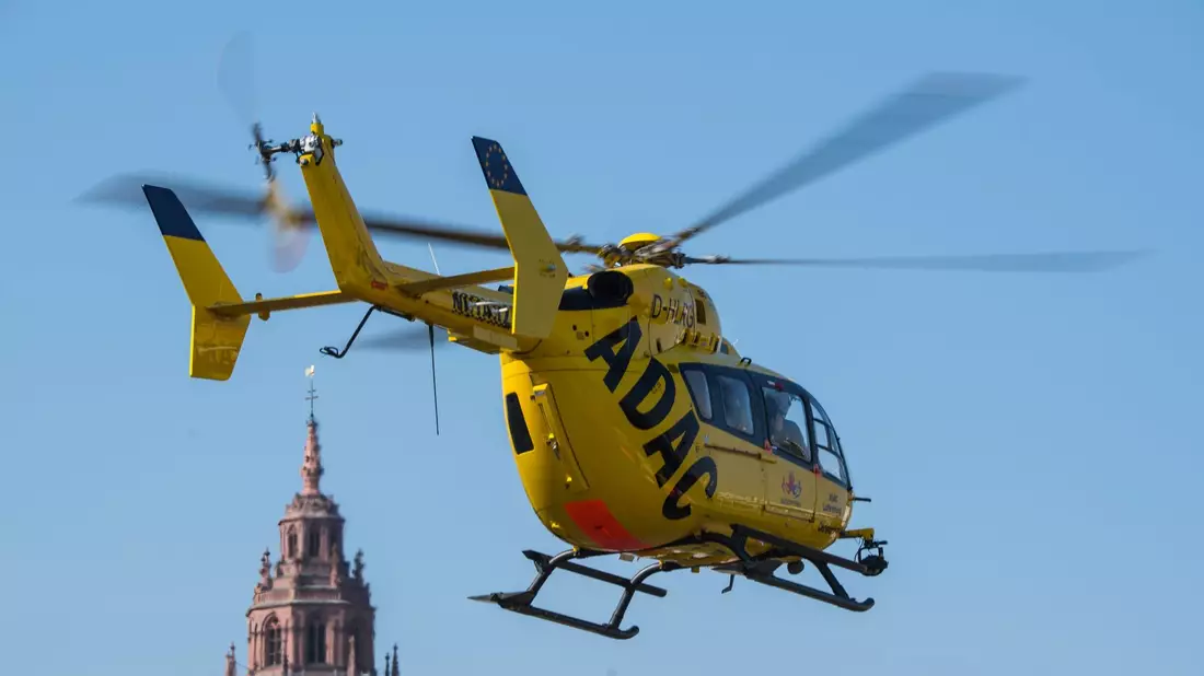 Unfälle jeder Art - ob im Verkehr, bei der Arbeit, Freizeit oder im Sport - machen etwa 30 Prozent der Rettungseinsätze aus der Luft aus. - Bild: Andreas Arnold/dpa