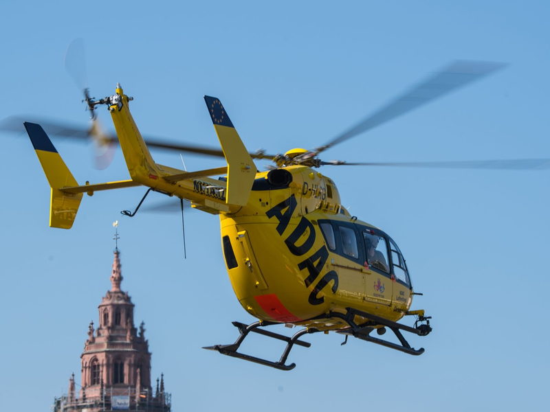 Unfälle jeder Art - ob im Verkehr, bei der Arbeit, Freizeit oder im Sport - machen etwa 30 Prozent der Rettungseinsätze aus der Luft aus. - Foto: Andreas Arnold/dpa