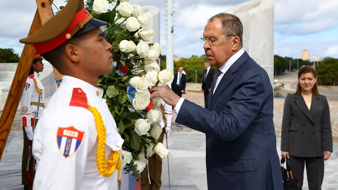 Laut dem russischen Außenminister Sergej Lawrow (M) hat Russland Kuba in diesem Jahr bereits zwei Kredite zur Versorgung mit Erdöl, Erdölprodukten und Lebensmitteln gewährt. - Bild: Uncredited/Russian Foreign Ministry Press Service/AP/dpa