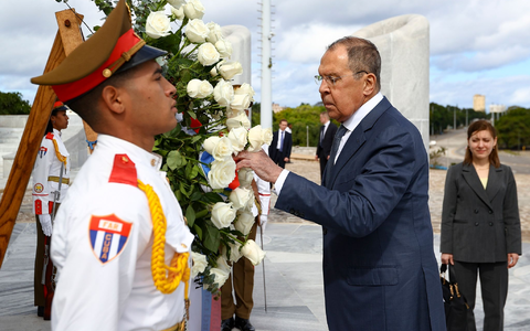Laut dem russischen Außenminister Sergej Lawrow (M) hat Russland Kuba in diesem Jahr bereits zwei Kredite zur Versorgung mit Erdöl, Erdölprodukten und Lebensmitteln gewährt. - Foto: Uncredited/Russian Foreign Ministry Press Service/AP/dpa