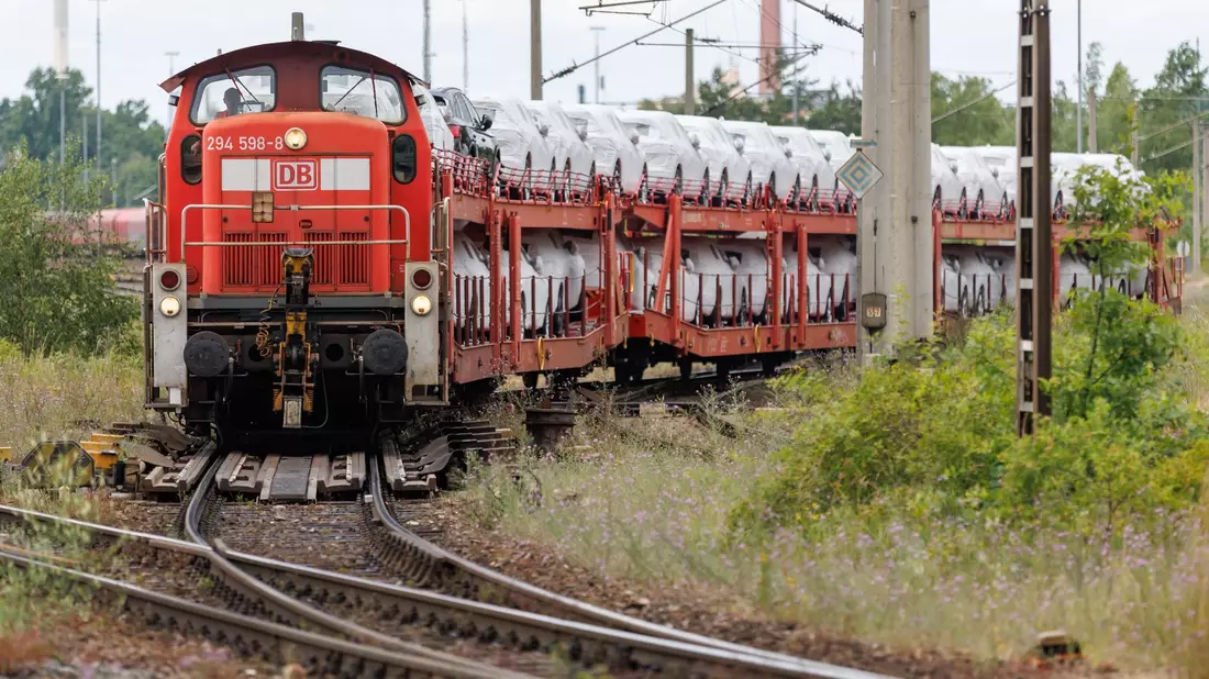 Bei DB Cargo steht derzeit alles auf dem Prüfstand - jetzt soll die Werke-Landschaft umstrukturiert werden. (Symbolbild) - Bild: Daniel Karmann/dpa