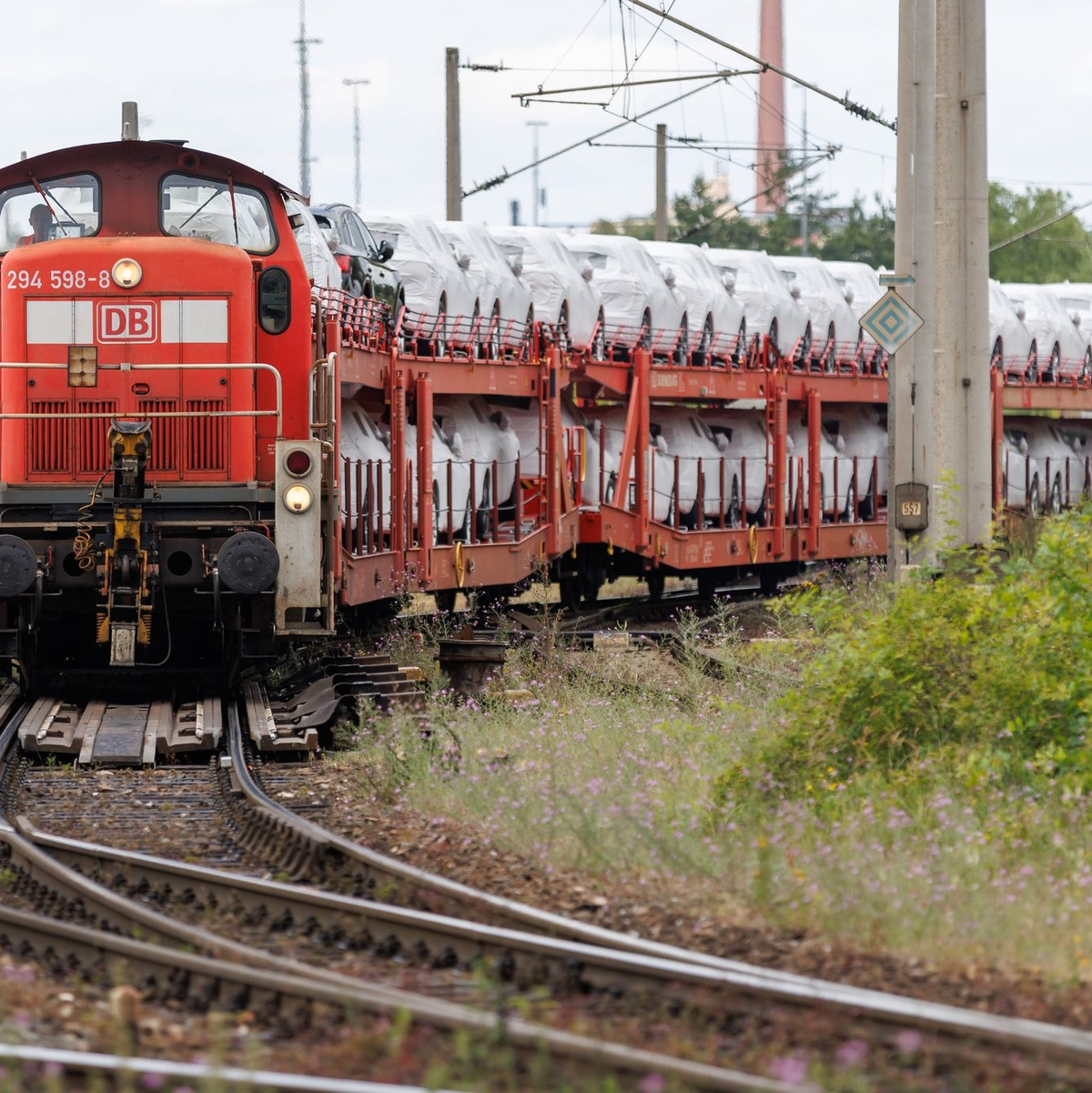 Die Güterverkehrstochter DB Cargo muss dringend aus den roten Zahlen kommen. (Archivbild) - Foto: Daniel Karmann/dpa