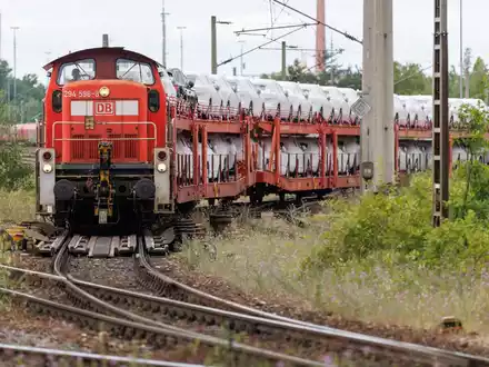 Bei DB Cargo steht derzeit alles auf dem Prüfstand - jetzt soll die Werke-Landschaft umstrukturiert werden. (Symbolbild) - Foto: Daniel Karmann/dpa