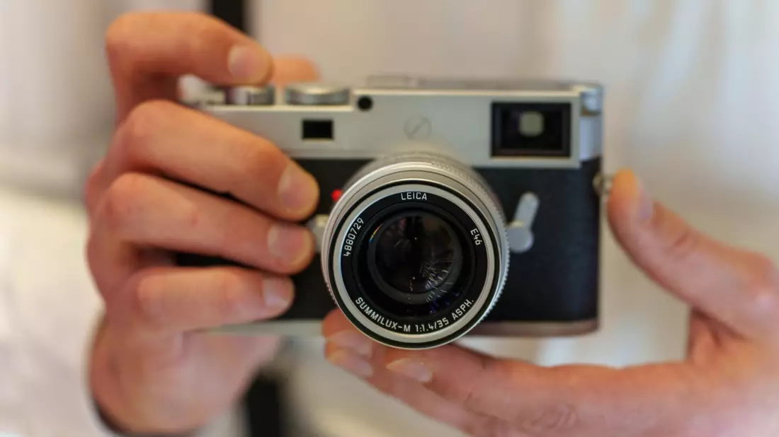Neben den bekannten Kameras und Sportoptikgeräten besetzt die Leica Camera Group weitere Geschäftsfelder. - Bild: Andreas Arnold/dpa