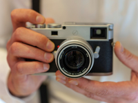 Neben den bekannten Kameras und Sportoptikgeräten besetzt die Leica Camera Group weitere Geschäftsfelder. - Foto: Andreas Arnold/dpa