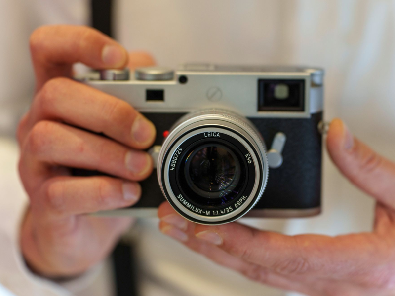Neben den bekannten Kameras und Sportoptikgeräten besetzt die Leica Camera Group weitere Geschäftsfelder. - Foto: Andreas Arnold/dpa