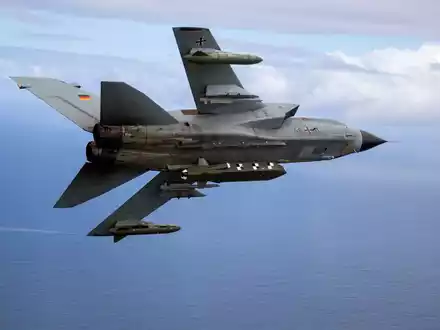 Taurus-Marschflugkörper werden von Flugzeugen aus abgefeuert. Sie sind eine Art selbst lenkende Raketen. - Foto: Andrea Bienert/Bundeswehr/dpa