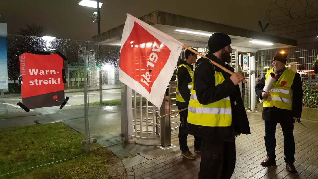 Verdi bezeichnet die zweite Warnstreikwelle als notwendig, weil die Lufthansa keine Anstalten gemacht habe, ihr vorliegendes Angebot nachzubessern. - Bild: Bodo Marks/dpa