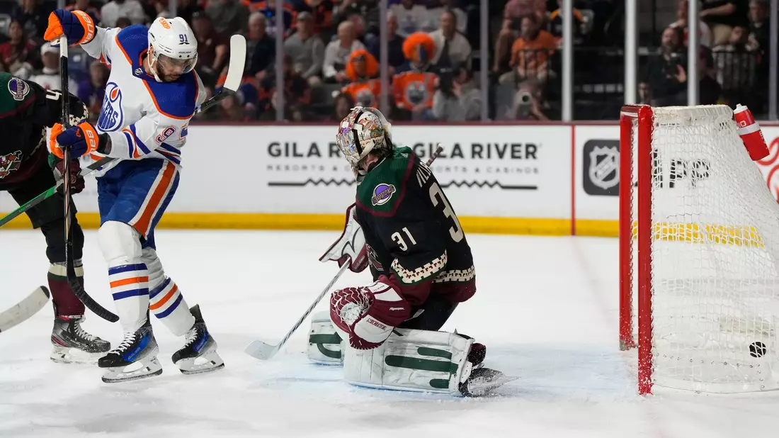 Die Edmonton Oilers setzen sich bei den Arizona Coyotes durch. - Bild: Rick Scuteri/AP/dpa