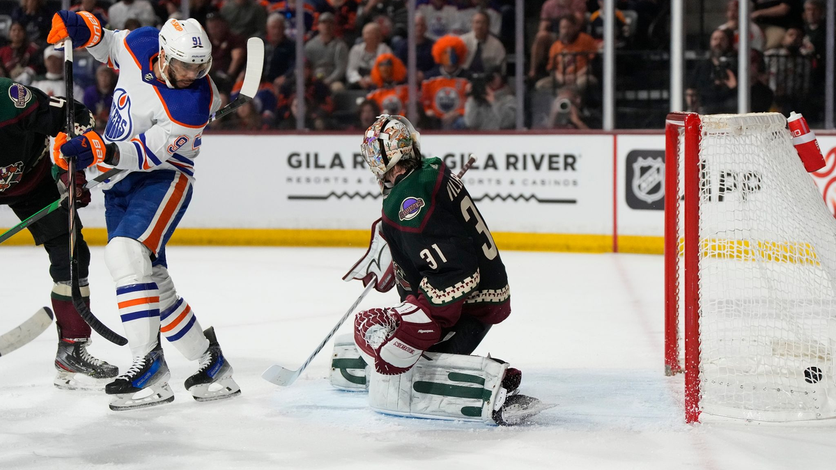Die Edmonton Oilers setzen sich bei den Arizona Coyotes durch. - Foto: Rick Scuteri/AP/dpa