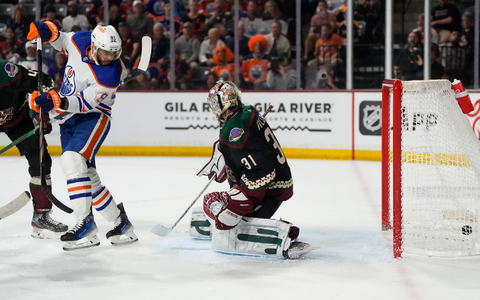 Die Edmonton Oilers setzen sich bei den Arizona Coyotes durch. - Foto: Rick Scuteri/AP/dpa
