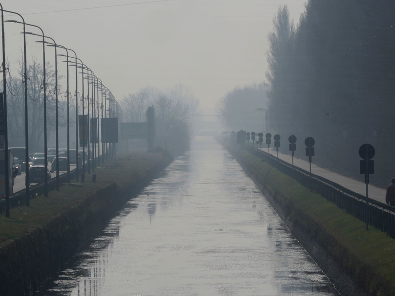 Mit zahlreichen Maßnahmen versucht man in Mailand, der schmutzigen Luft Herr zu werden. - Foto: Luca Bruno/AP/dpa