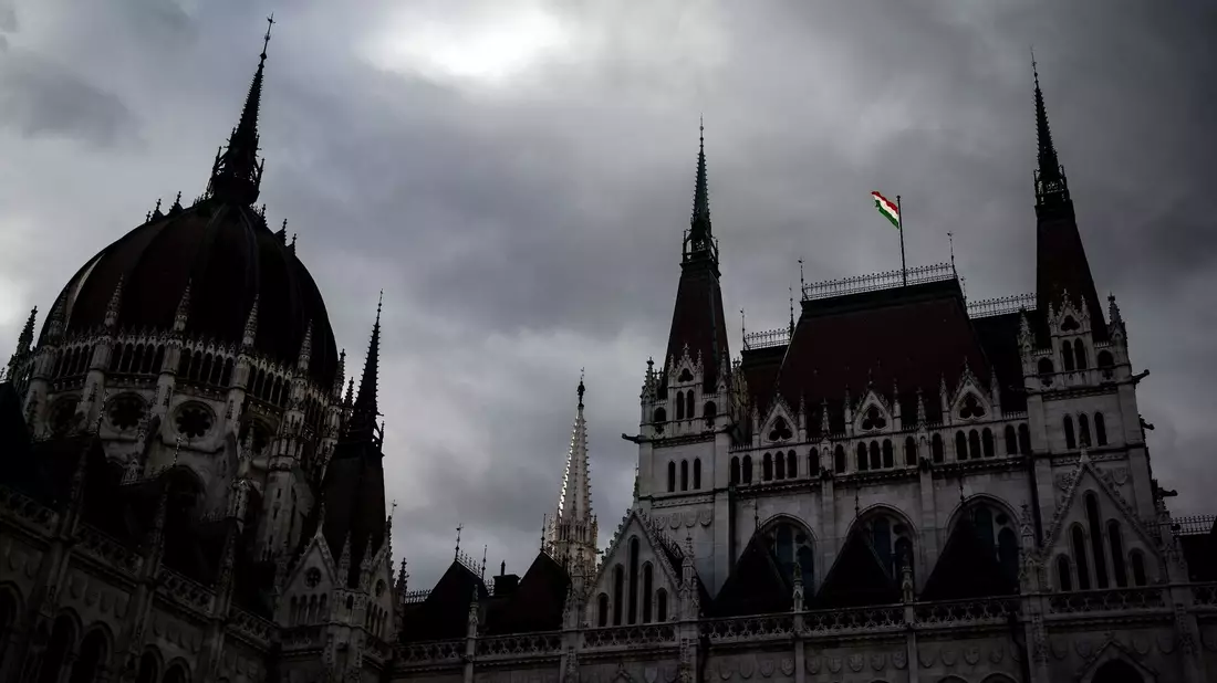 Blick auf das ungarische Parlamentsgebäude in Budapest. - Bild: Marton Monus/dpa