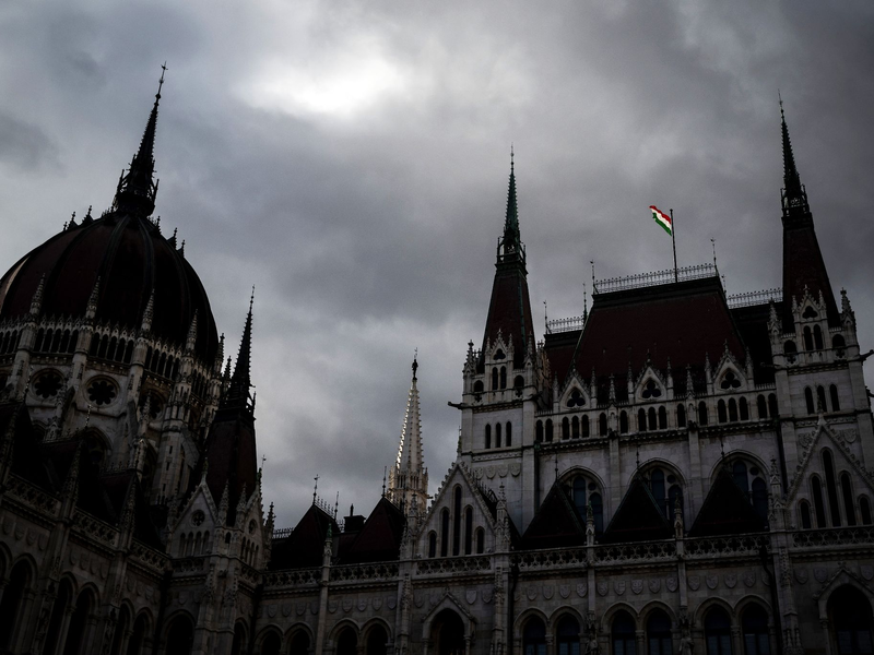 Blick auf das ungarische Parlamentsgebäude in Budapest. - Foto: Marton Monus/dpa