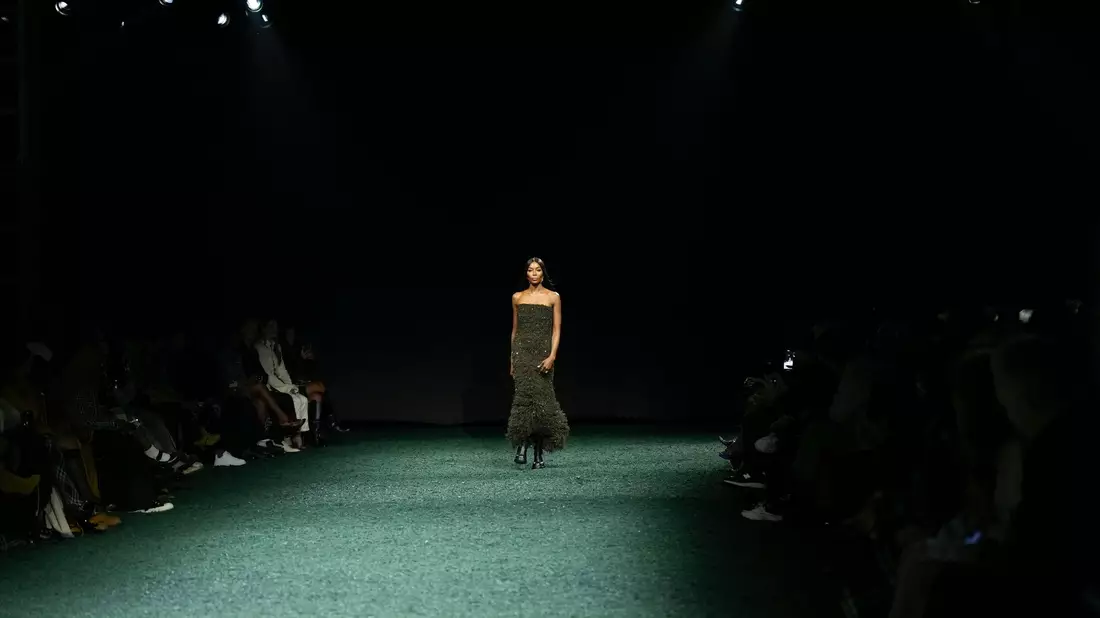 Naomi Campbell trägt eine Kreation von Burberry. - Bild: Scott A Garfitt/Invision/AP/dpa