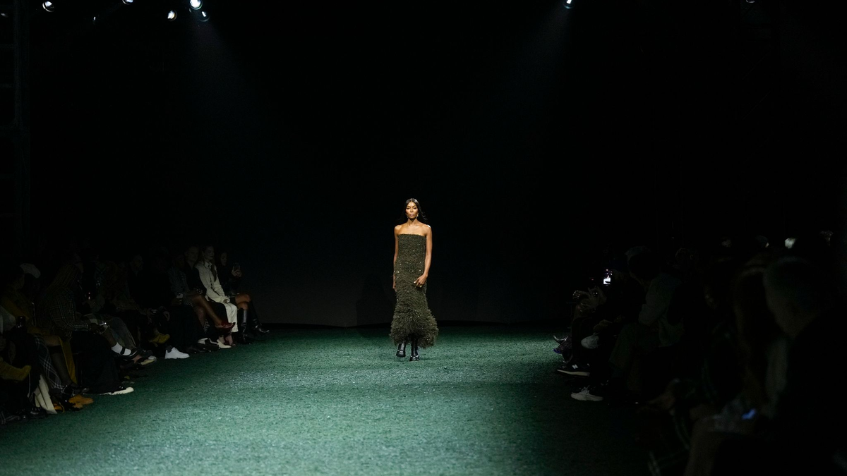 Naomi Campbell trägt eine Kreation von Burberry. - Foto: Scott A Garfitt/Invision/AP/dpa